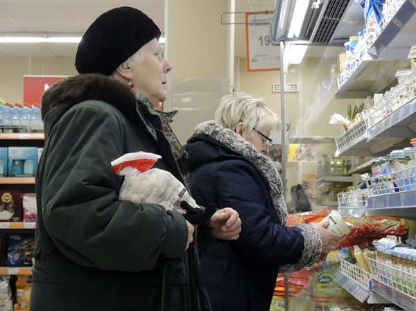 "Лью рассол в печенье": обедневшие россияне описали экономию на продуктах