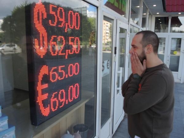 Курс доллара в обменниках по сравнению с официальным стал выглядеть ужасающе