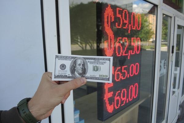 Курс доллара в обменниках по сравнению с официальным стал выглядеть ужасающе