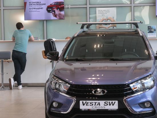 Продажи легковых авто в России упали более чем на 60 процентов