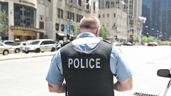 В Чикаго около 18 полицейских пострадали, защищая памятник Колумбу